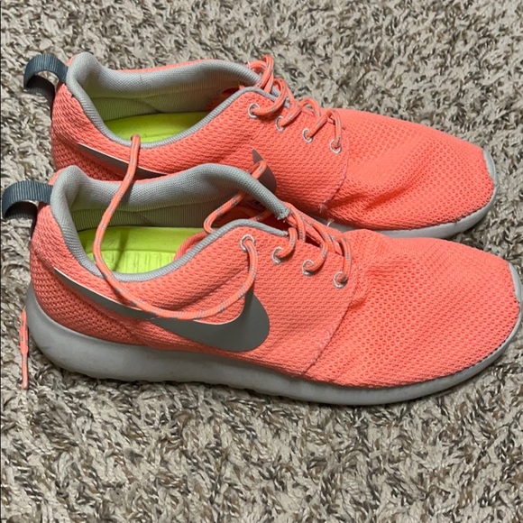 Coral Women’s Nike Rosche - Picture 2 of 2